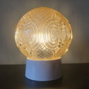 Lampadario vintage di grandi dimensioni color ambra con motivo a rilievo.