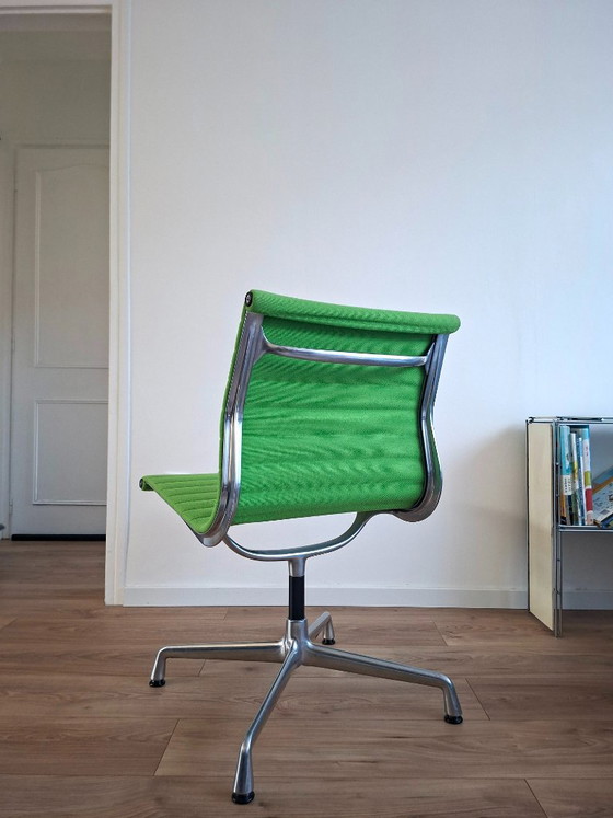 Vitra Eames 105 Aluminium Groep – Bureaustoelen, Metal, Textile (photo 6 of 7)