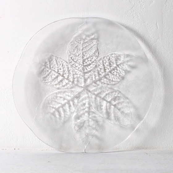 Image 1 of Set van 3 vintage Kosta Boda glazen dinerborden / Scandinavisch bladmotief / 1975