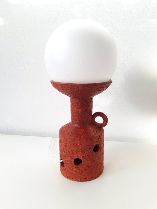 Vintage keramieken oranje tafellamp met glazen bol, chamotte klei, oranje brutalist aardewerken mcm lamp