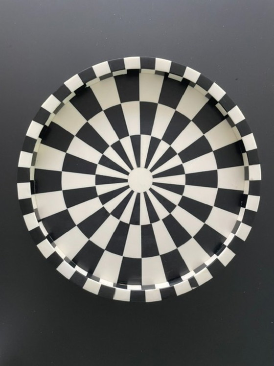 Image 1 of Bandeja posmoderna en blanco y negro con estampado gráfico.