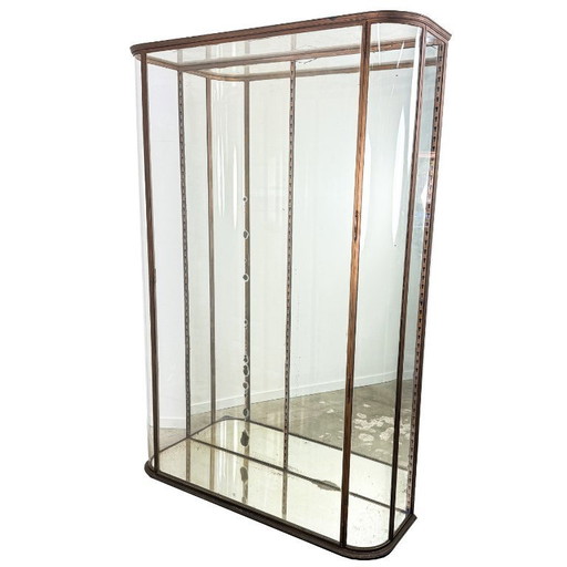 Grote antieke museum vitrinekast met gebogen glas – bronskleurig metalen vitrinekast
