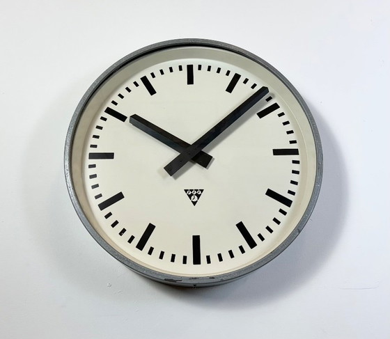 Image 1 of Grote grijze industriële fabriekswandklok van Pragotron, jaren 60