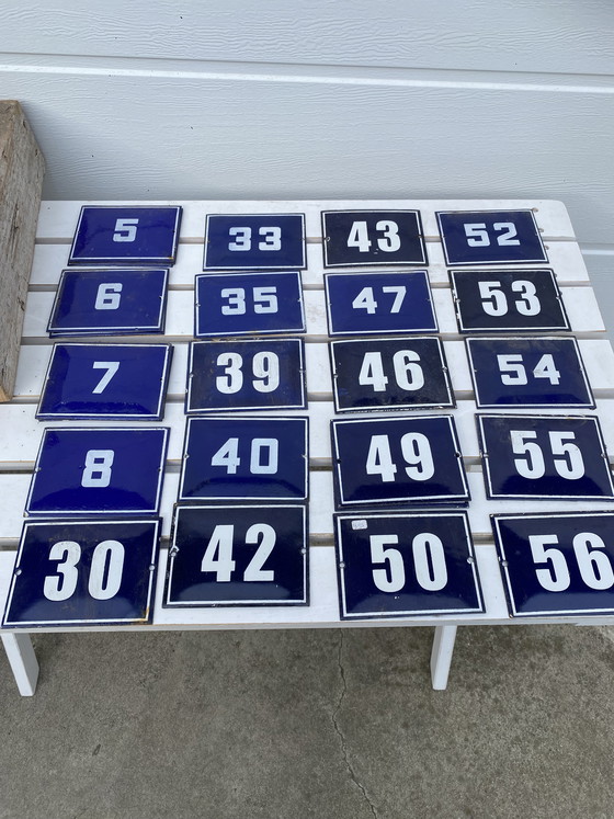 Image 1 of Numéros de maison vintage en émail, 64 pièces