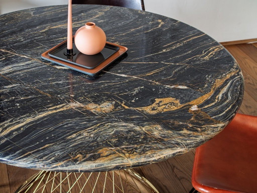 Table ronde de luxe – plateau en marbre noir et piètement doré