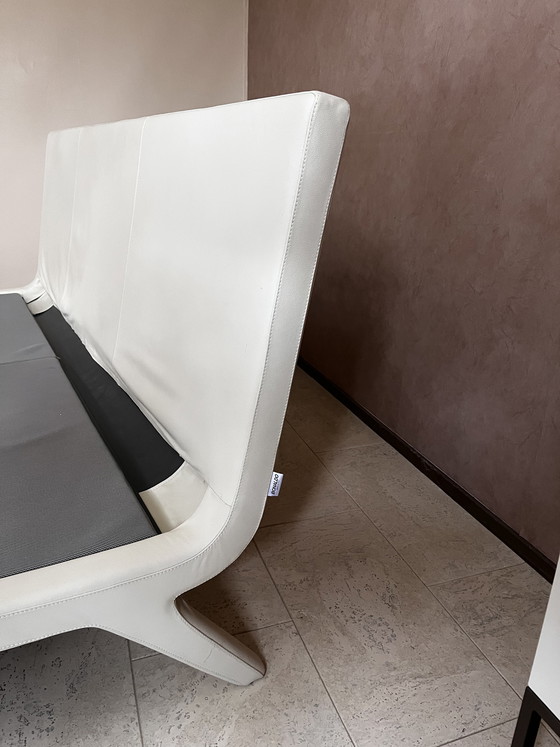 Image 1 of Tweepersoons bed van Bonaldo (wit leer)