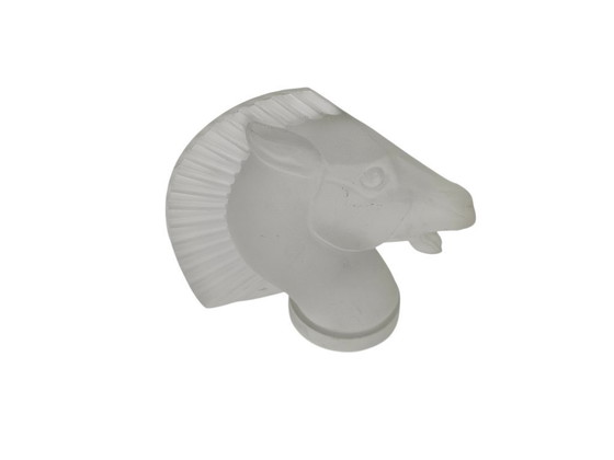 Image 1 of Stile boemo - Lalique - vetro satinato - mascotte per auto in vetro "Longchamp" - terzo quarto del XX secolo