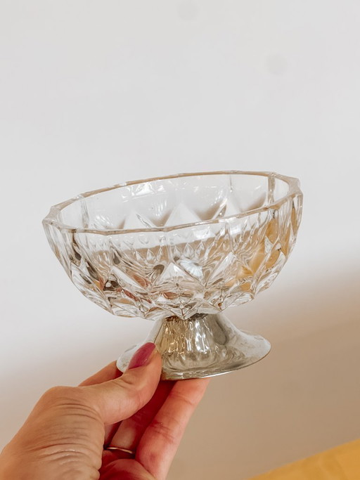 Bombonera de cristal sobre una base de plata