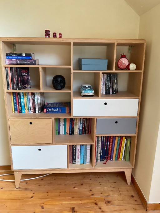 Bibliothèque en contreplaqué