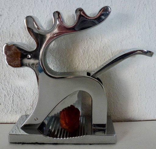 Cascanueces antiguo de metal con forma de reno.