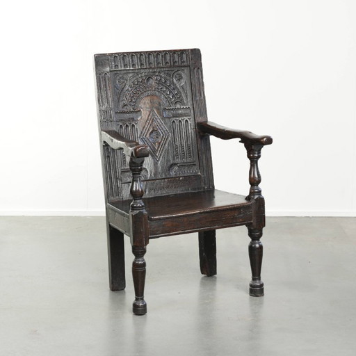 Chaise anglaise ancienne en chêne / Chaise à lambris du XVIIe siècle, ornée de magnifiques sculptures et détails en bois.