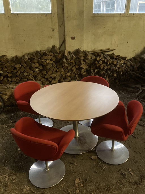 4X Artifort Tulip Eetkamer Stoelen Van Pierre Paulin, Bijpassend 1X Ronde Eettafel Artifort