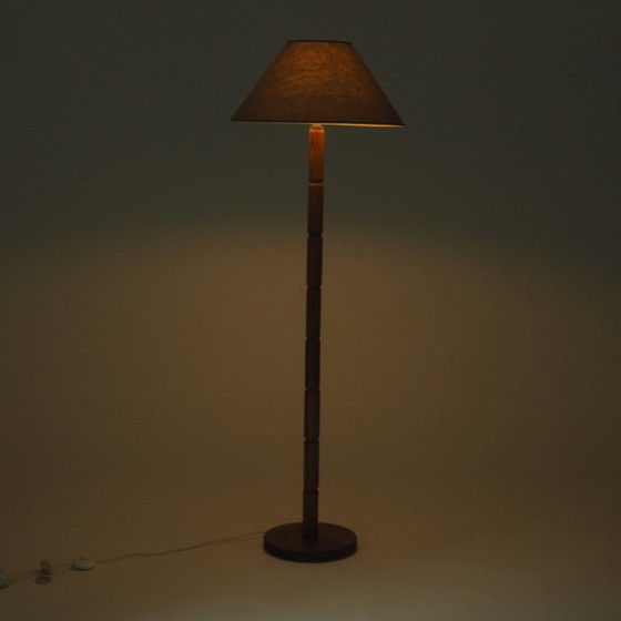 Image 1 of Lampadaire en bois style milieu du siècle