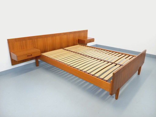 Cama doble escandinava vintage de teca de la década de 1960 con mesitas de noche integradas y somier de láminas.