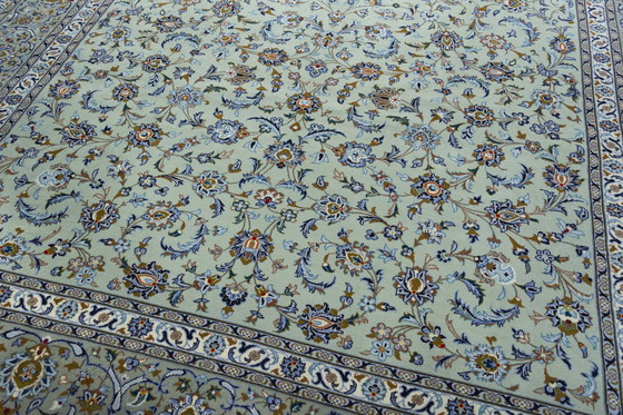 Image 1 of Tappeto in sughero Kashan annodato a mano – 423 x 304 cm – Pregiato tappeto orientale color verde pistacchio con motivi floreali