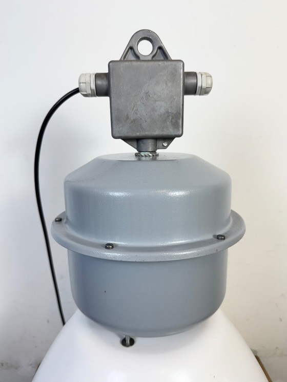 Image 1 of Grande lampe industrielle en émail blanc d'Elektrosvit, années 1990