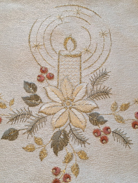 Image 1 of Ovale Vintage Weihnachts-Tischdecke von SANDER – Weiß mit grün/rot/goldenem Dekor