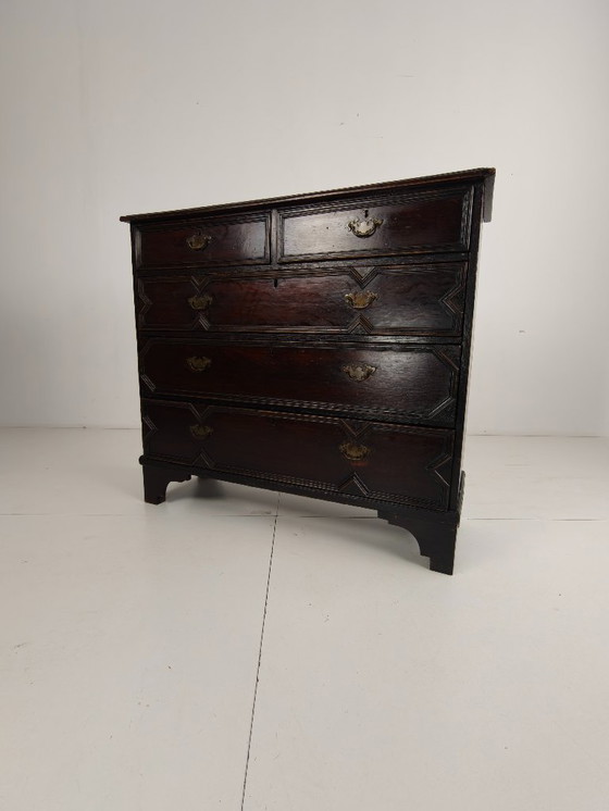 Image 1 of Cassettiera inglese in rovere con pannelli geometrici, ca. 1680