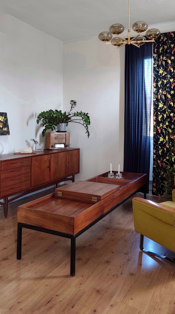 Image 1 of Un vecchio tavolo da lavoro riadattato come grande tavolino da caffè