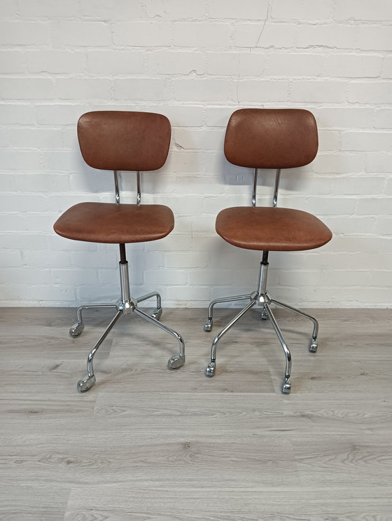 Image 1 of Jaren 50 bureau stoelen, in hoogte verstelbaar 