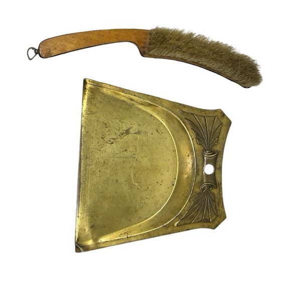 Image 1 of Ensemble ramasse-miettes vintage Art Déco en laiton (ramasse-miettes et brosse), années 1920.