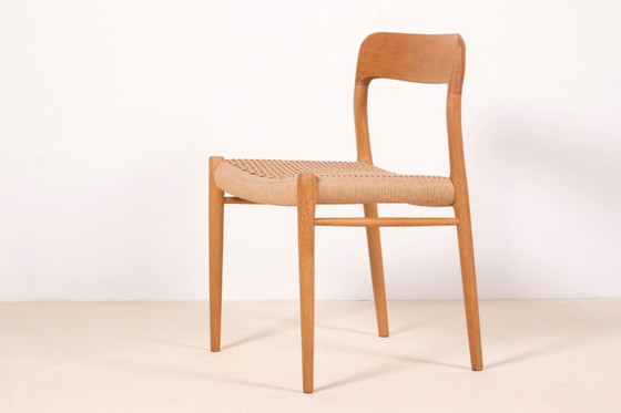 Image 1 of 8x Niels Møller Modelo 75 en roble, década de 1960, Dinamarca