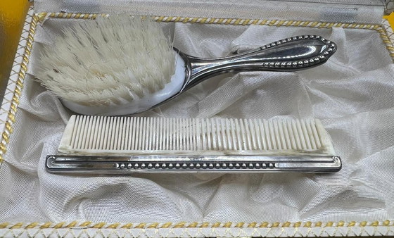 Image 1 of Ensemble ancien de brosse à cheveux et de peigne avec son emballage d'origine, vers 1950.