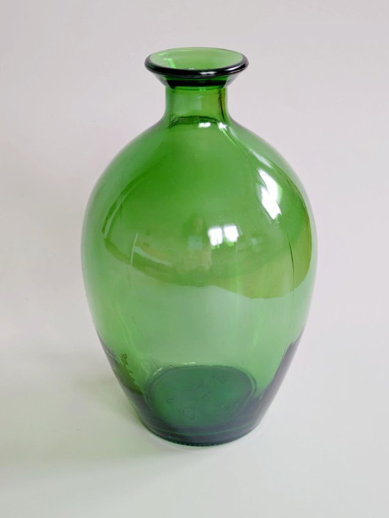 Image 1 of Vase bouteille en verre vert vintage, soufflé à la main, élément sculptural pour présenter un seul flacon.