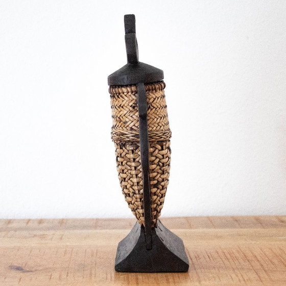 Vintage Zuid-Aziatische kleine rotan mand met houten knaagdierversieringen – Decoratieve objecten, Rattan (photo 4 of 8)