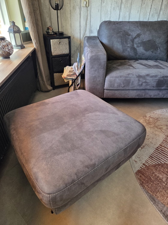 Image 1 of Mooie zgan 2 jaar oud antraciet grijze loungebank met Hocker 