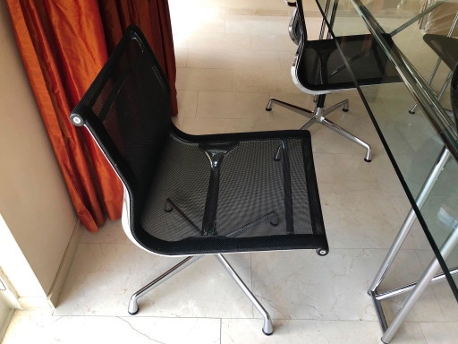 4 chaises Vitra Eames en aluminium EA108 avec sangles