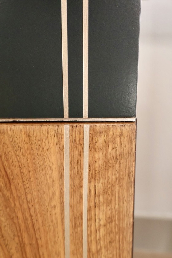 Image 1 of Ensemble de chambre à coucher remis à neuf, de style Mid Century - Noyer strié, Grachtengroen et accents argentés