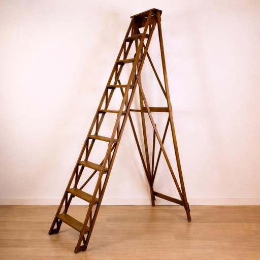 Escalera de madera española antigua, década de 1920.