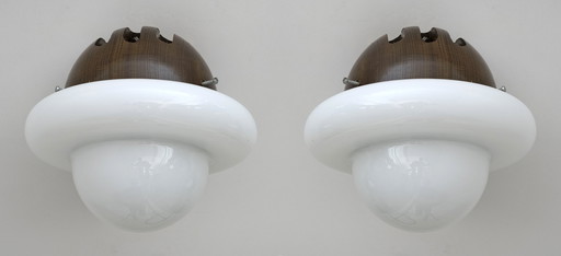 Pareja de apliques italianos de madera y cristal opalino de mediados de siglo, años 60