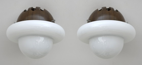 Image 1 of Pareja de apliques italianos de madera y cristal opalino de mediados de siglo, años 60
