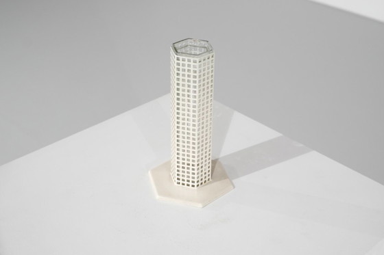 Image 1 of Vaas "Wolkenkrabber" van Josef Hoffmann voor Bieffeplast, Italië, jaren 80.