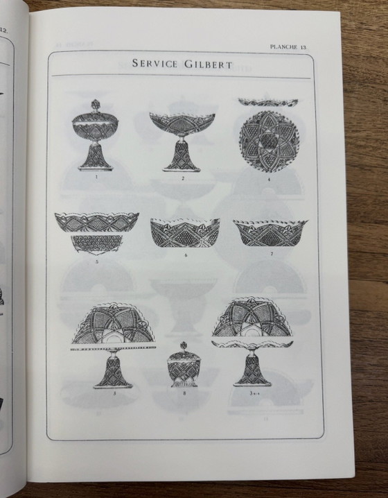 Image 1 of Val Saint Lambert “Gilbert” taartstandaard – Geperst kristal – Vermeld in de catalogus van 1913 – Grootste formaat (31 cm)