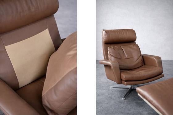 Image 1 of Fauteuil pivotant et repose-pieds en cuir marron, style danois moderne vintage, années 1970, ensemble de 2