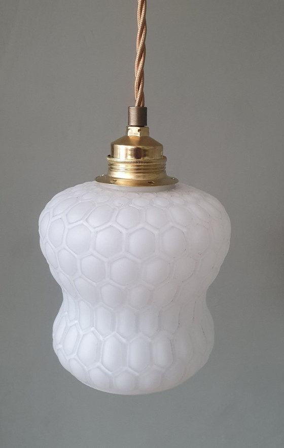 Image 1 of Lampada a sospensione vintage - vetro opalino bianco con trama a nido d'ape