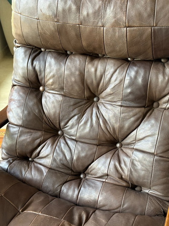 Image 1 of Scandinavische fauteuil uit de jaren 70, gemaakt van gebogen gelamineerd hout met een leren zitting.