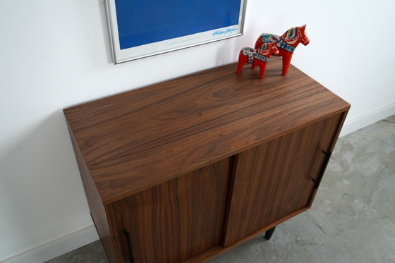 Image 1 of Mueble de nogal, diseño escandinavo
