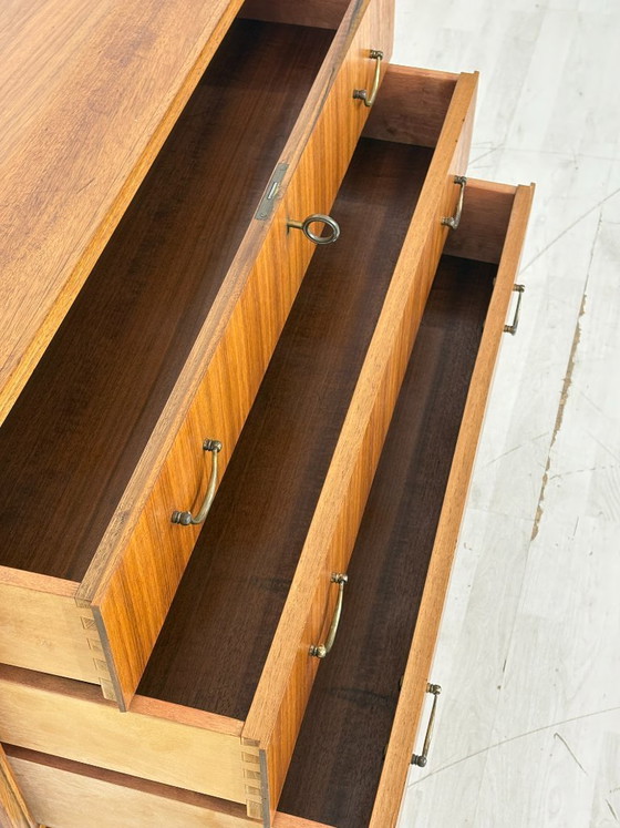 Image 1 of Commode style années 60 – Meuble vasque vintage en noyer avec poignées en laiton