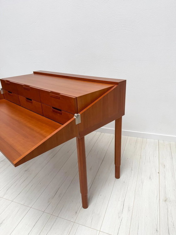 Image 1 of Scrivania vintage in legno di ciliegio disegnata da Antonio Citterio per B&B Italia, design postmoderno, anni '80.