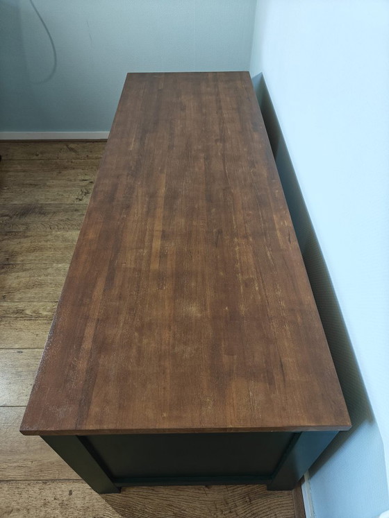 Image 1 of Mueble de TV de estilo rústico en color verde oscuro con tapa de madera maciza.