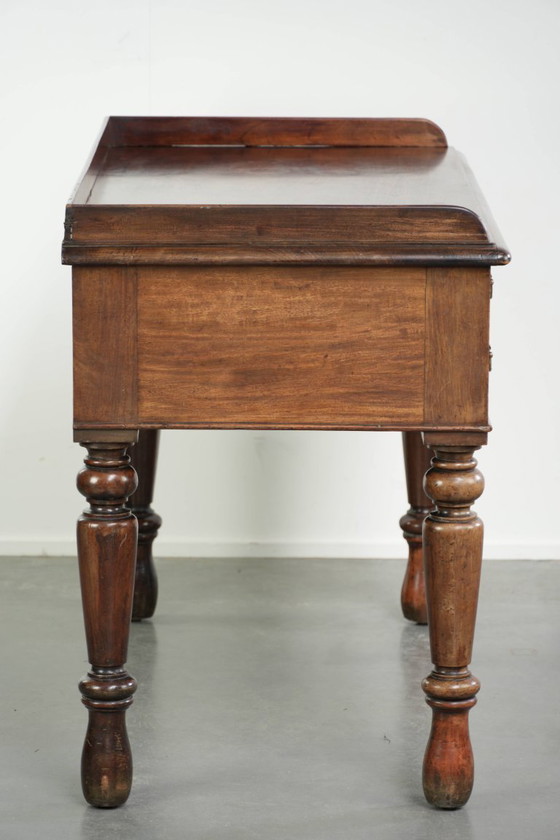 Image 1 of Elegante e pratica scrivania/tavolino antico inglese in mogano della metà del XIX secolo.