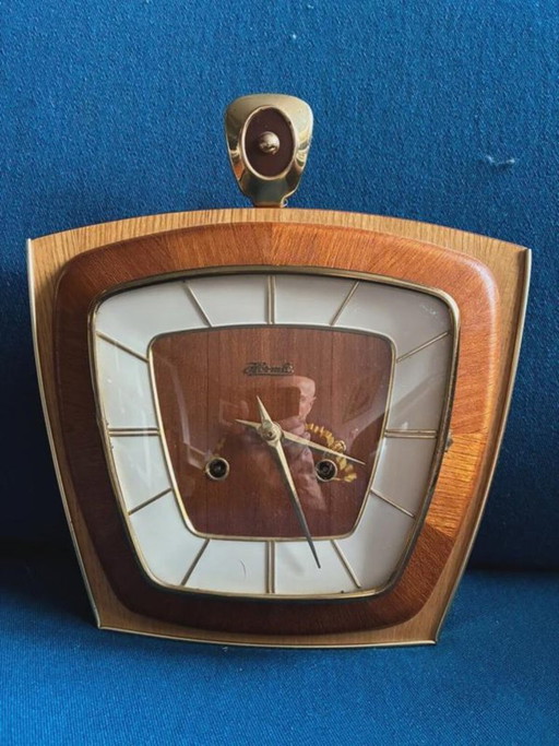 Hermle Hänge-Wanduhr, Holzgehäuse mit Messingdetails, 1950er Jahre