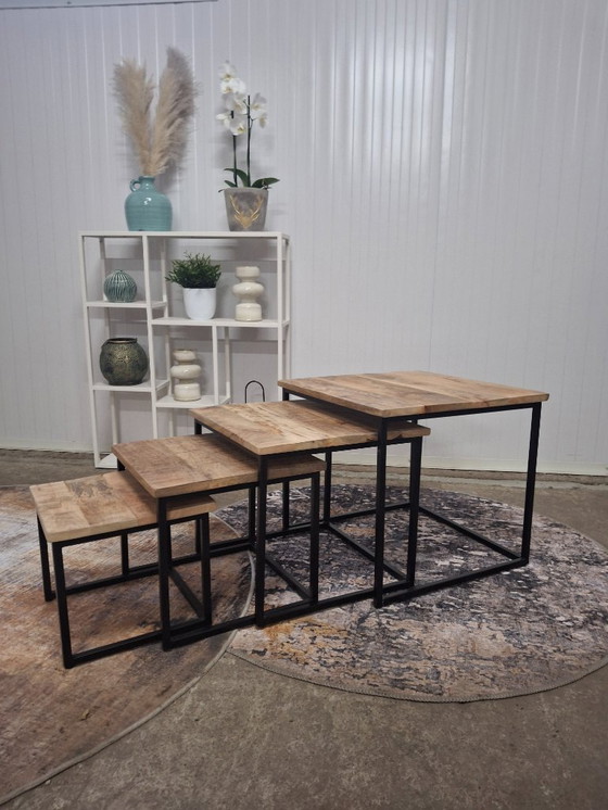 Image 1 of Ensemble de 4 tables basses en bois de manguier et métal, neuves