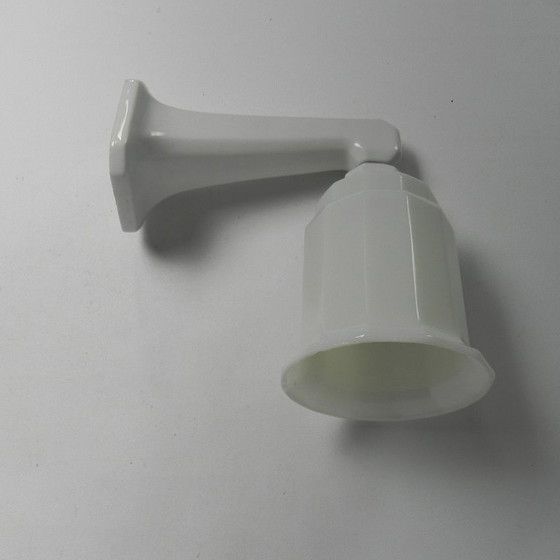 Image 1 of Porseleinen Art Deco wandlamp met opaline kap, jaren 30