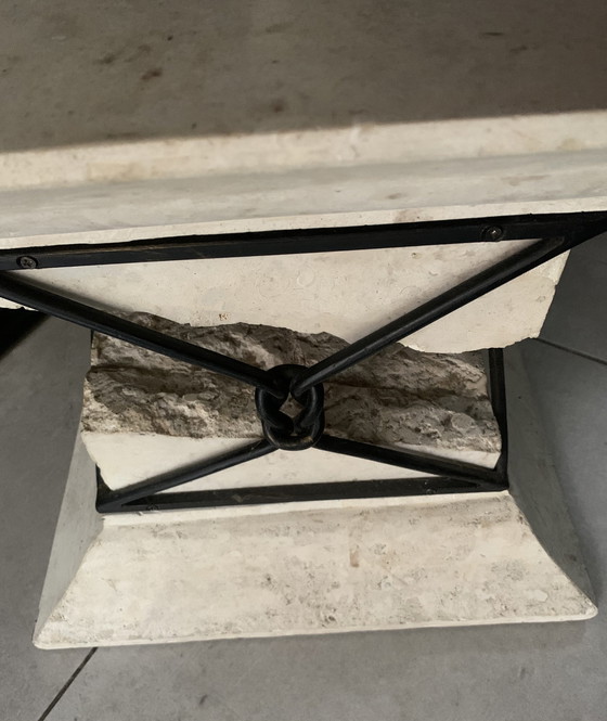 Image 1 of Travertin en ijzeren sokkeltafel met "gebroken" ontwerp