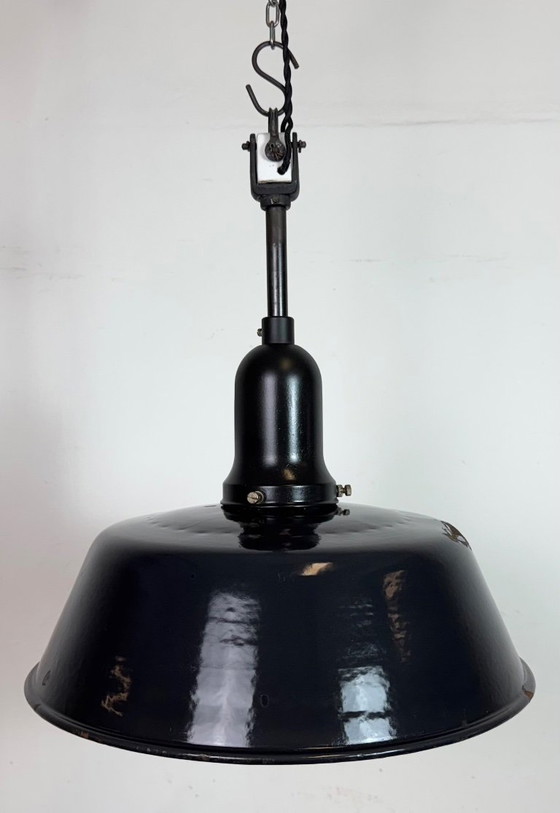 Image 1 of Industriële zwarte emaille fabriekslamp met porseleinen bovenkant, jaren 50